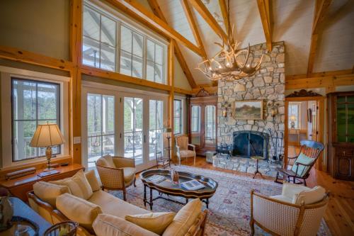 Mountain Dream Luxury Cottage With Fireplace in Mill Spring, USA