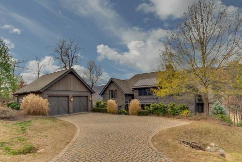 Awe-Inspiring Views, Fireplace, Luxurious Mansion in Mill Spring, USA