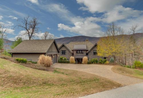 Awe-Inspiring Views, Fireplace, Luxurious Mansion in Mill Spring, USA