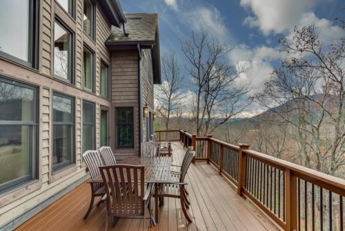 Awe-Inspiring Views, Fireplace, Luxurious Mansion in Mill Spring, USA