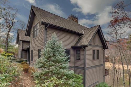 Awe-Inspiring Views, Fireplace, Luxurious Mansion in Mill Spring, USA