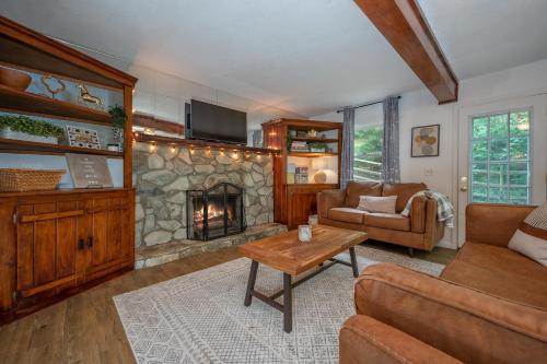 Peaceful Country House With Fireplace And Firepit in Mill Spring, USA
