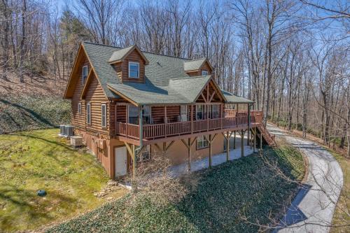 Huge Deck, Mountain Views And Pet Friendly in Tryon, USA