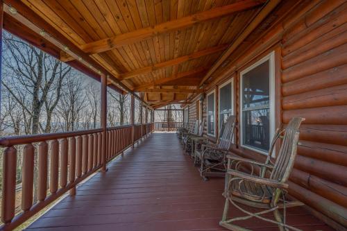 Huge Deck, Mountain Views And Pet Friendly in Tryon, USA