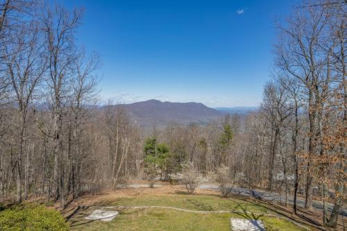 Huge Deck, Mountain Views And Pet Friendly in Tryon, USA