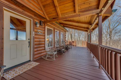 Huge Deck, Mountain Views And Pet Friendly in Tryon, USA