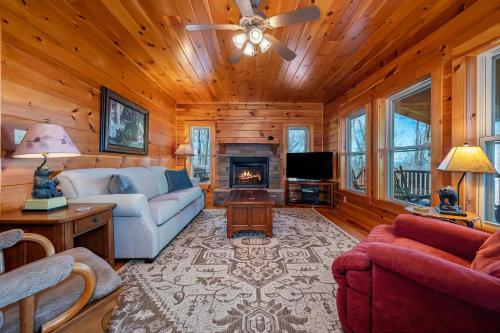 Huge Deck, Mountain Views And Pet Friendly in Tryon, USA