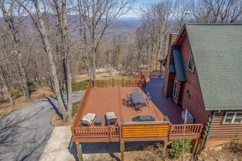 Huge Deck, Mountain Views And Pet Friendly