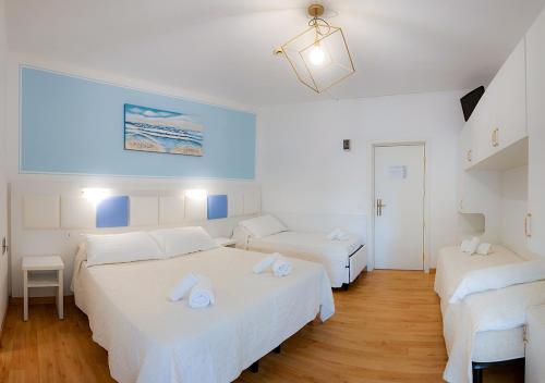 1 queen bed, 2 twin beds