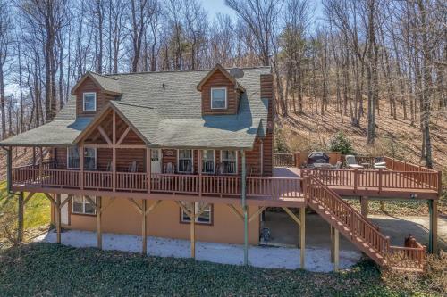 Huge Deck, Mountain Views And Pet Friendly