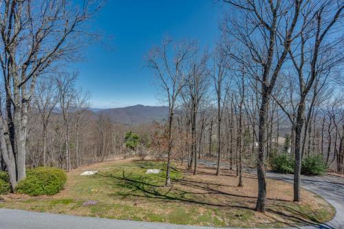 Huge Deck, Mountain Views And Pet Friendly