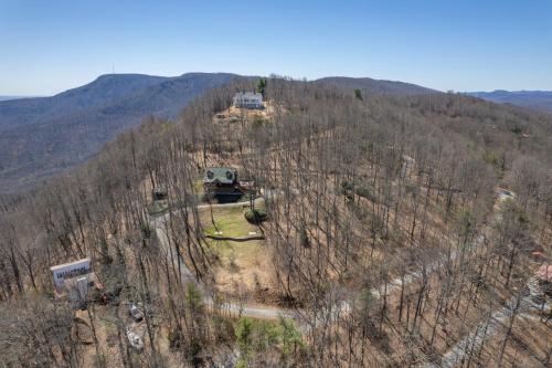 Huge Deck, Mountain Views And Pet Friendly