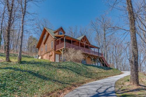 Huge Deck, Mountain Views And Pet Friendly