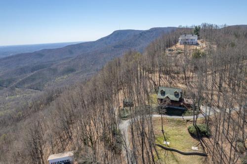 Huge Deck, Mountain Views And Pet Friendly