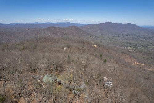 Huge Deck, Mountain Views And Pet Friendly