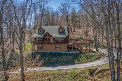 Huge Deck, Mountain Views And Pet Friendly