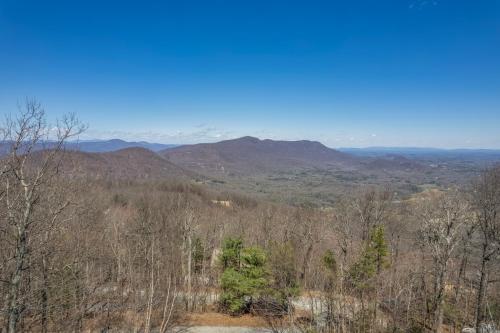 Huge Deck, Mountain Views And Pet Friendly