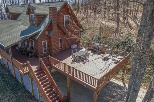 Huge Deck, Mountain Views And Pet Friendly