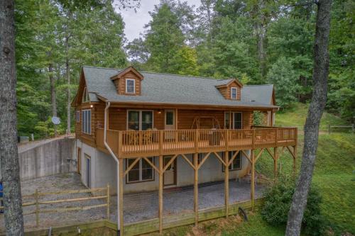 Cozy Cabin Home With Fire Pit And Mountain Views! in Saluda, USA