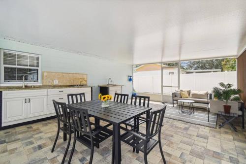 Heated Salt Water Pool, Outdoor Kitchen in a Private Home in Spring Hill, USA