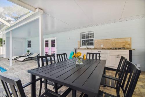 Heated Salt Water Pool, Outdoor Kitchen in a Private Home in Spring Hill, USA