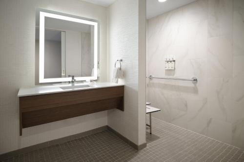 Standard King Room with Mobility Accessible Roll-In Shower