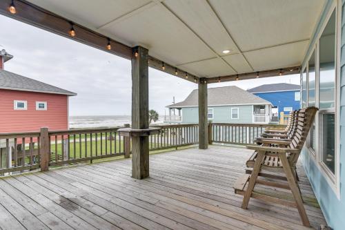Absolute Beach - Luxe Crystal Beach Home with Deck in Stingaree, USA