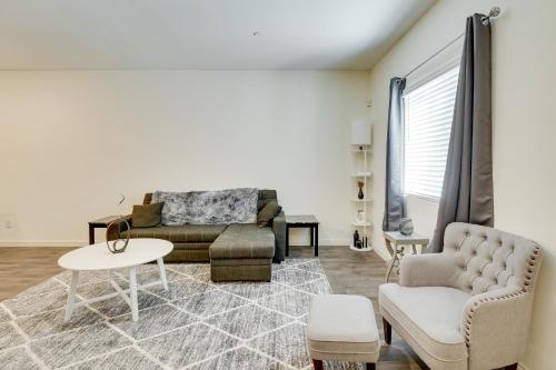 Inviting Henderson Townhome with Community Pool!, Las Vegas (photo 4)