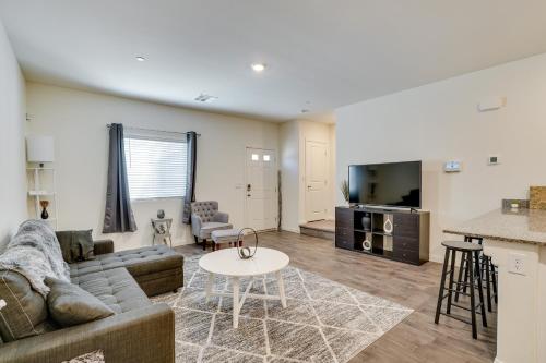 Inviting Henderson Townhome with Community Pool!, Las Vegas (photo 3)
