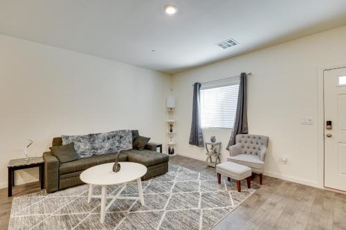 Inviting Henderson Townhome with Community Pool!, Las Vegas (photo 5)
