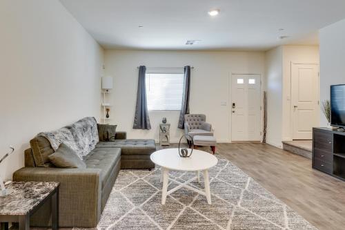 Inviting Henderson Townhome with Community Pool!, Las Vegas (photo 6)