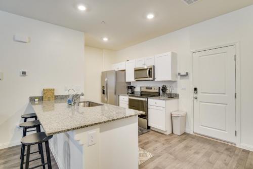 Inviting Henderson Townhome with Community Pool!, Las Vegas (photo 8)