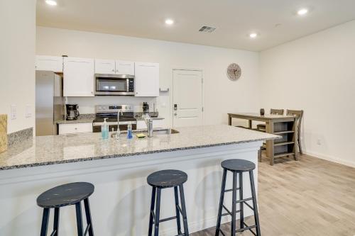 Inviting Henderson Townhome with Community Pool!, Las Vegas (photo 10)