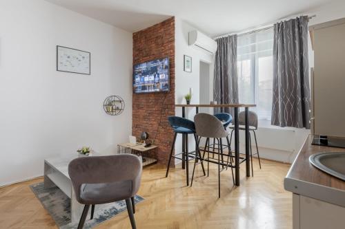 City Center Studio with Private Parking - Tap to explore photos