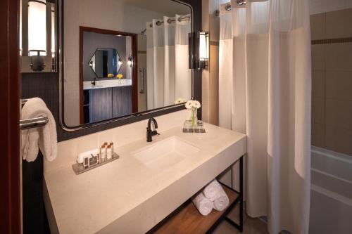 Silver Cloud Hotel - Seattle Stadium - image 2
