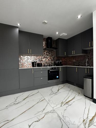 Two bed apartment with balcony Slough,Windsor,Legoland, Slough
