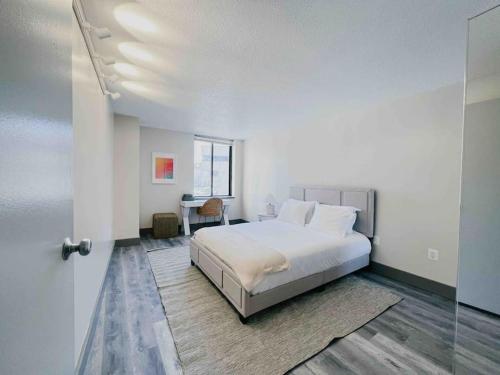 The Hartford Skyline - Stylish Downtown Condo with Wifi Gym and Parking