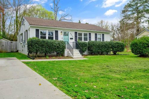 Cozy 3 Bedroom Cottage with Huge Fenced-In Yard in Raleigh, USA