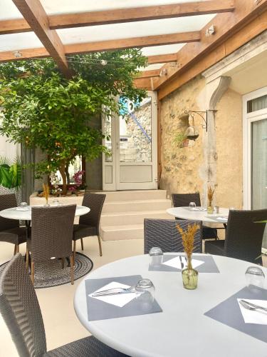 Les Voyageurs in Charols