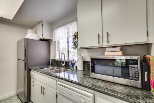 Palm Desert Condo - Golf Course View and Pool Access in Palm Desert, USA
