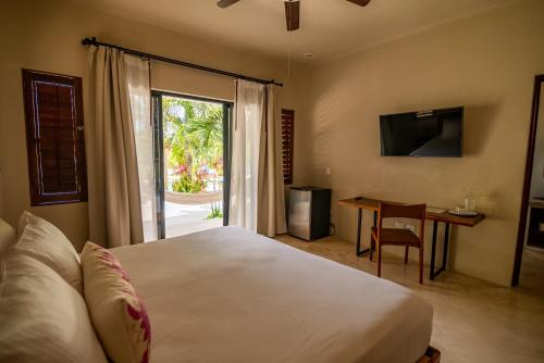 450956026 Blue Palm Bacalar