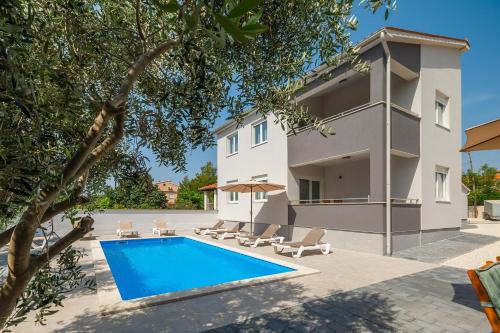 Family friendly apartments with a swimming pool Medulin - 20909