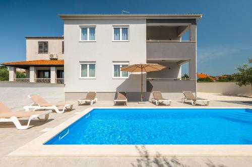 Family friendly apartments with a swimming pool Medulin - 20909