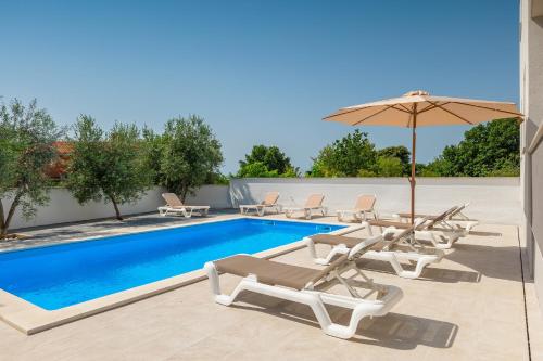 Family friendly apartments with a swimming pool Medulin - 20909