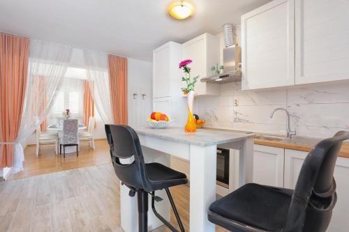 Family-friendly apartments with swimming pool Split - 21026 2