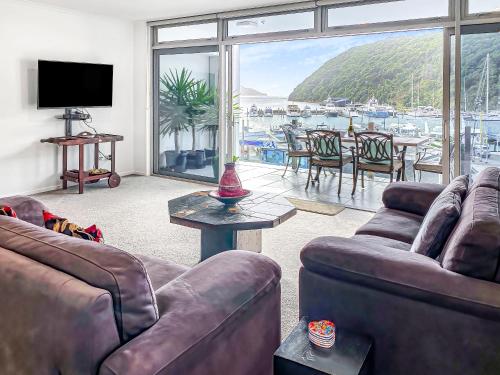 Oxleys 302 two bedroom waterfront apartment (sleeps 5)