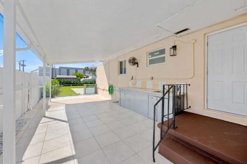 Erkély/terasz, 3 BR Smart home, close to airport, Fast WiFi, Patio, Grill & Free private parking in Hialeah (Florida)