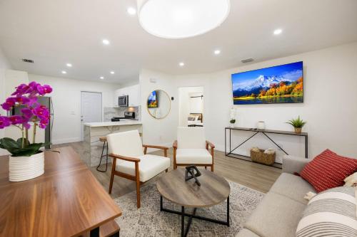 Vendégszoba, 3 BR Smart home, close to airport, Fast WiFi, Patio, Grill & Free private parking in Hialeah (Florida)