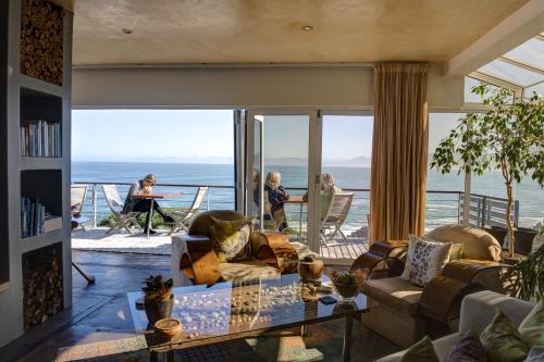 Bar/lounge, Whalesong Lodge in De Kelders