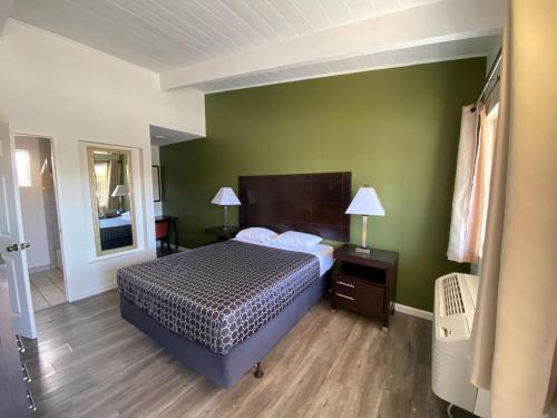 Holiday Motel - main image